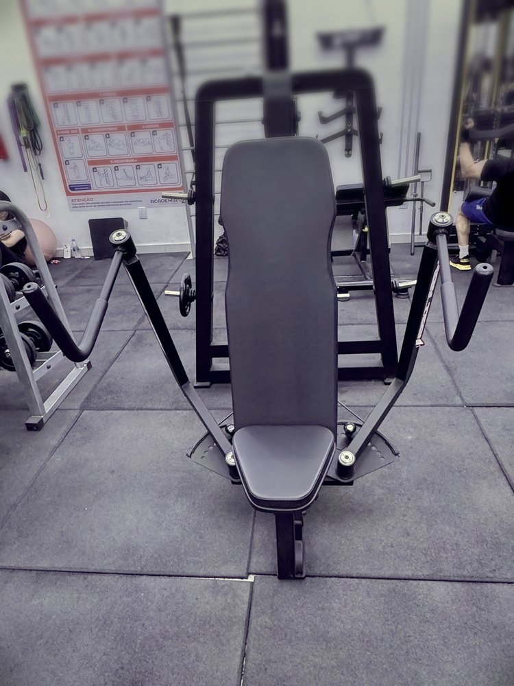 O máquina de peito articulada da Academia Oxigênio, como ele é no salão