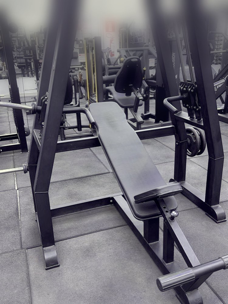 O supino inclinado na máquina da Academia Oxigênio, como ele é no salão