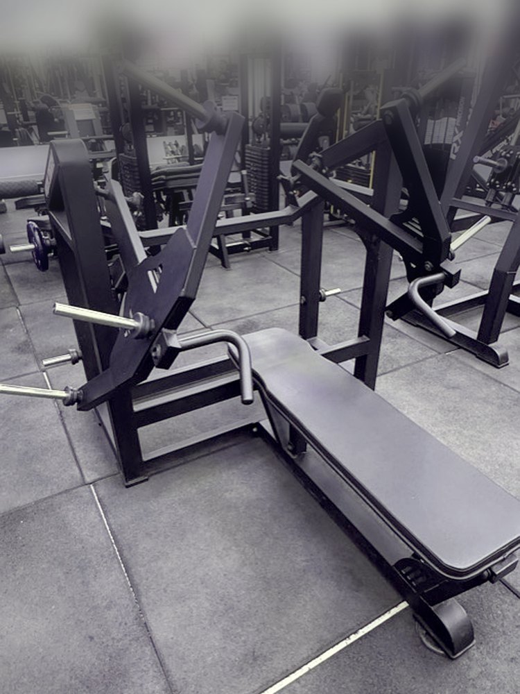 O supino reto máquina da Academia Oxigênio, como ele é no salão